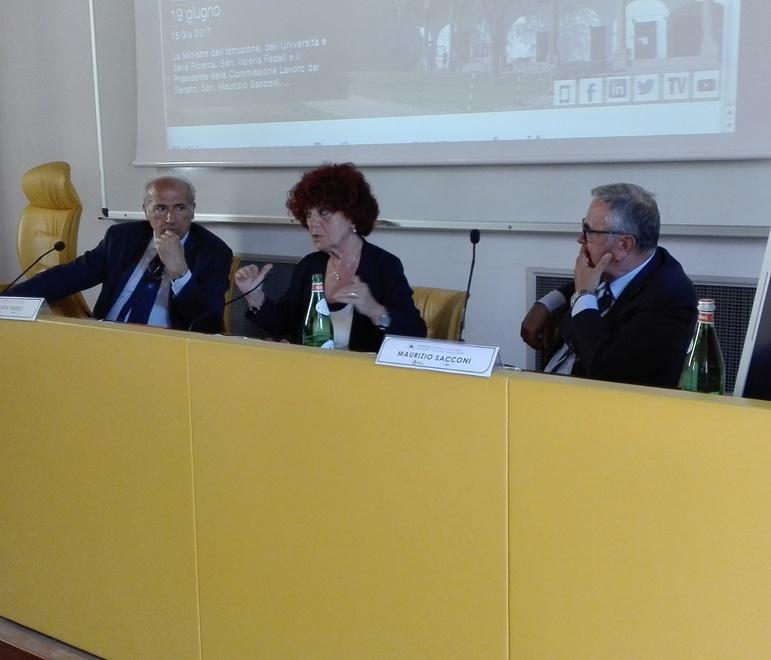 Il ministro a Modena: «Inglese obbligatorio fin dalla scuola materna»  