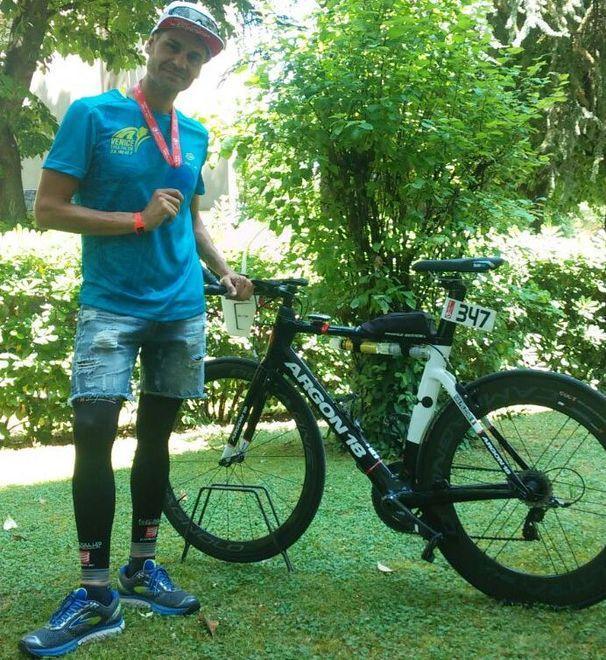 Ivan il superman sassolese tra nuoto, maratona e bici