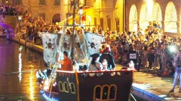 Sfrenate danze caraibiche per la parata di barche