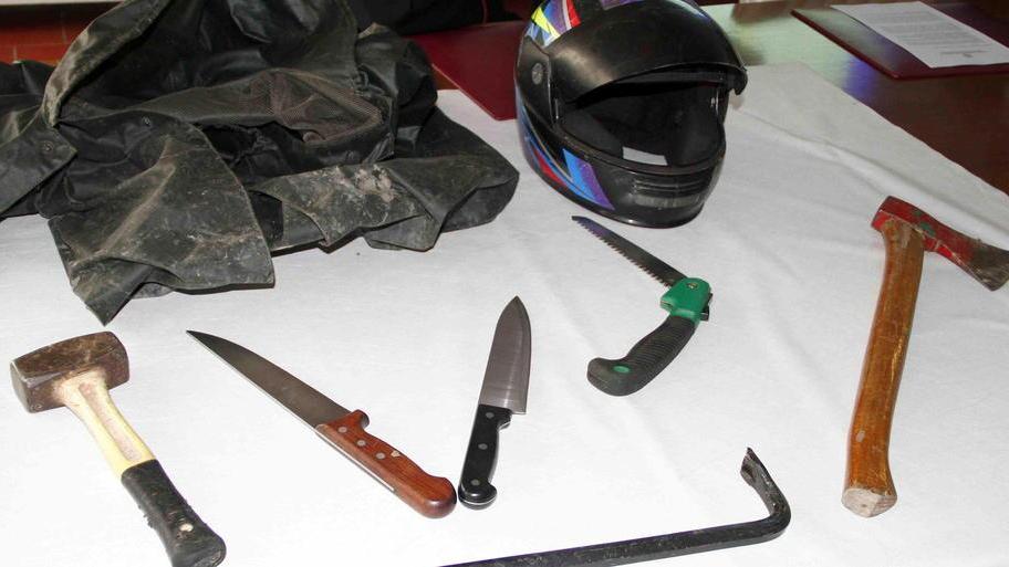 Rapine con l’ascia e ancora manette
