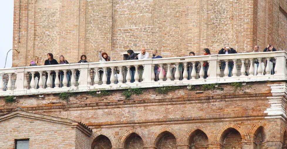 Castello, barca in avaria Scatta la pulizia del fossato 