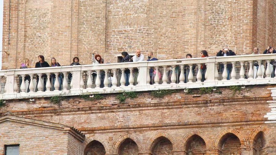 Castello, barca in avaria Scatta la pulizia del fossato