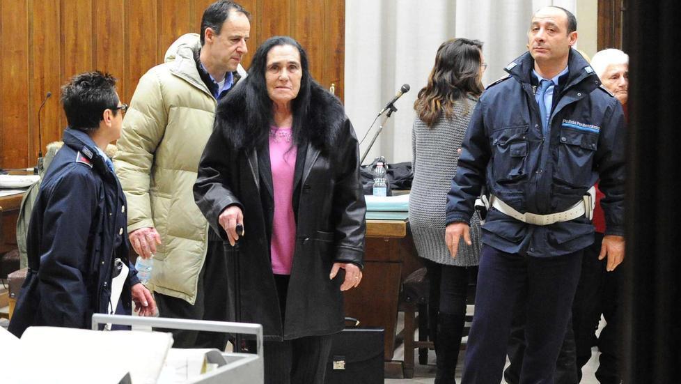 Mamma Ebe esce dal tribunale di Pistoia dopo la condanna del gennaio 2012