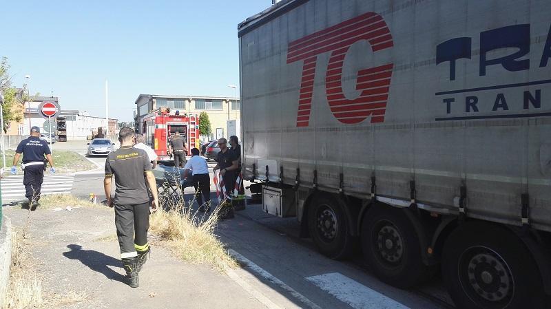 Sassuolo, schianto tra scooter e camion: morto 50enne 