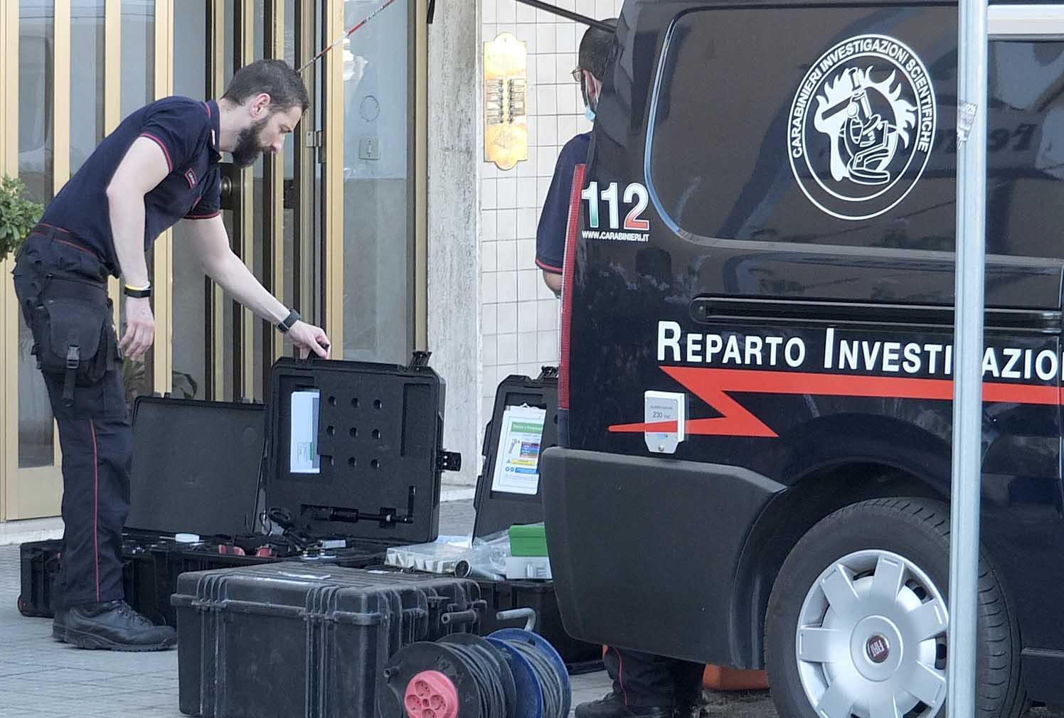I carabinieri del Ris davanti la gioielleria di via Battelli (Foto Muzzi)