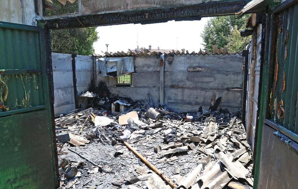 Garage in fiamme, paura in pieno centro  