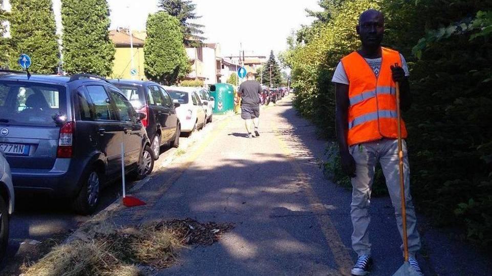 Carpi, i profughi fanno le pulizie Tolte erbacce dalle strade
