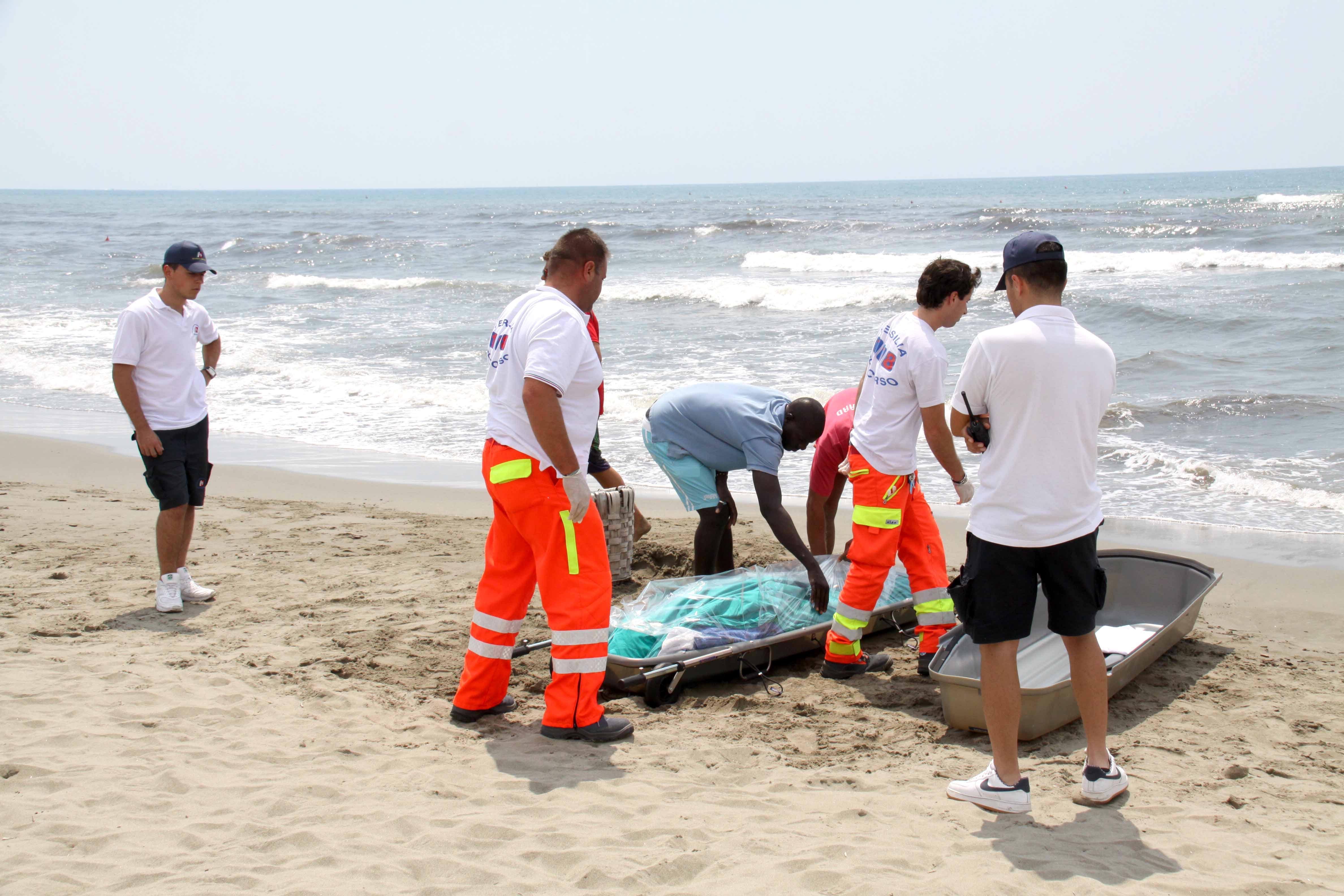 Un intervento in spiaggia dopo un malore