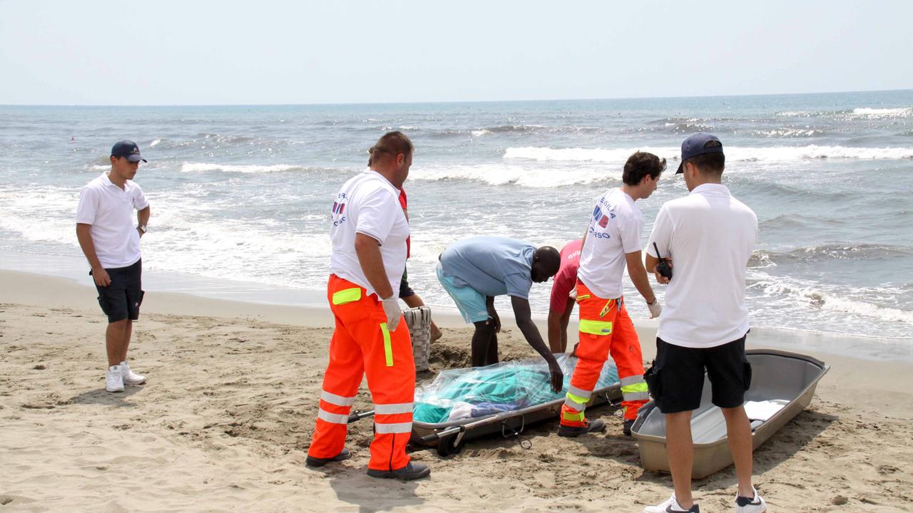 Un intervento in spiaggia dopo un malore