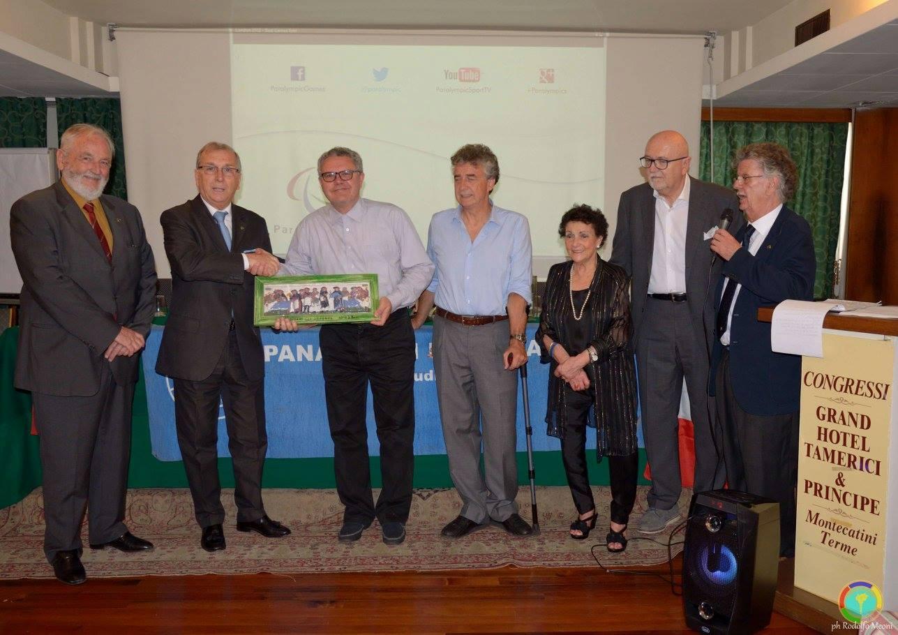 La consegna del Premio al giornalista Carlo Arrigoni (Foto Rodolfo Meoni)