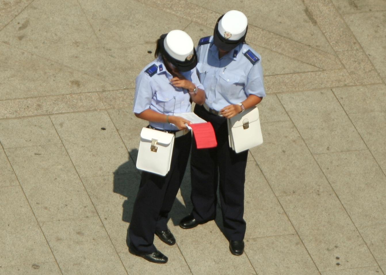 Due agenti della polizia locale di Villasimius