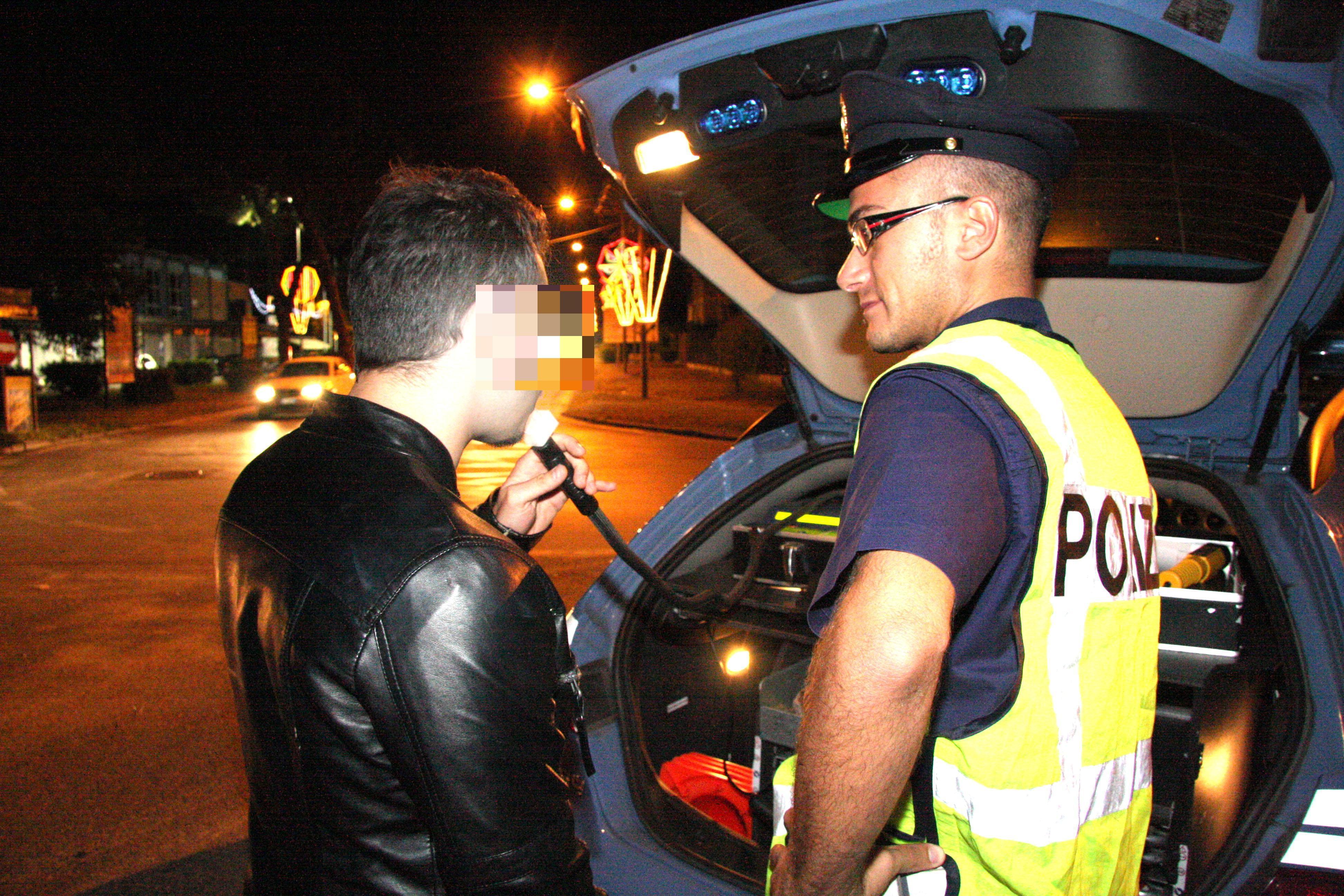 Un controllo con l'etilometro (foto d'archivio)