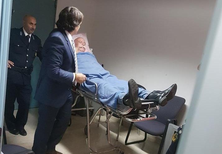 Doddore Meloni in barella durante un trasferimento