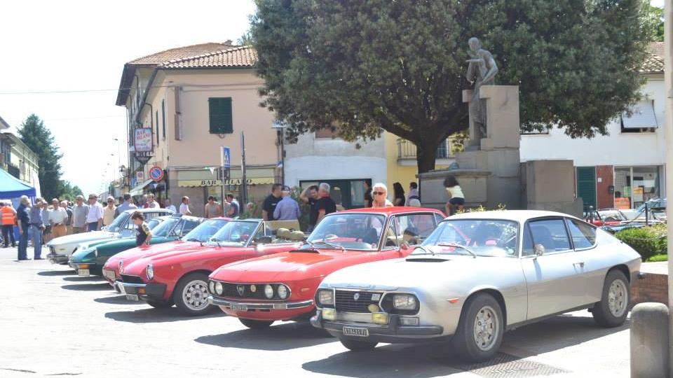 Alcune delle auto che hanno partecipato a una passata edizione