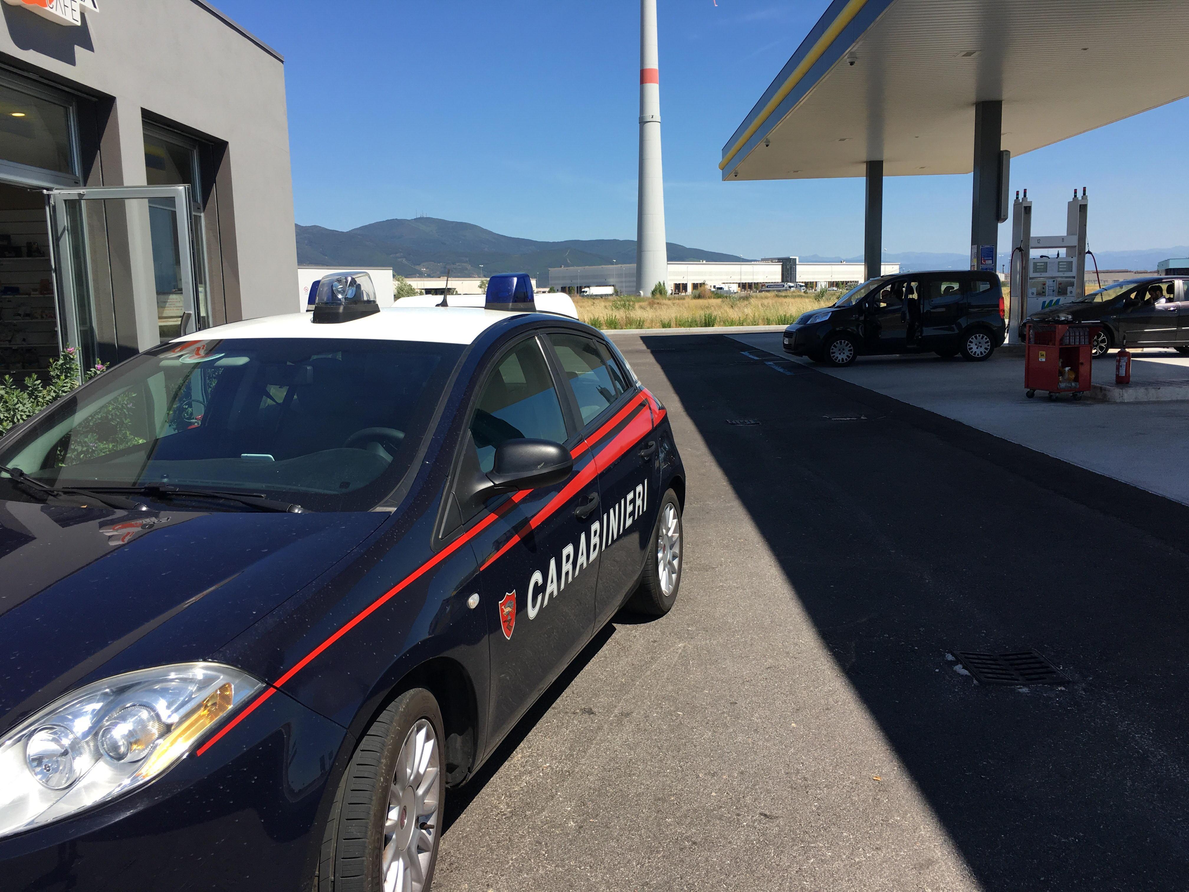L'intervento dei carabinieri nell'area di servizio