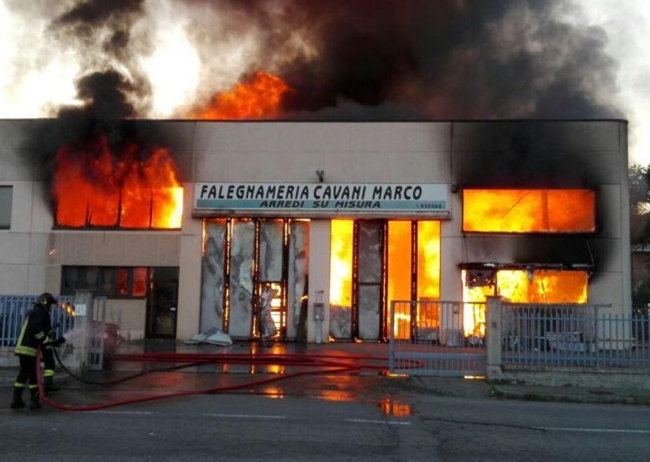 Incendio devasta una falegnameria a Castellarano  