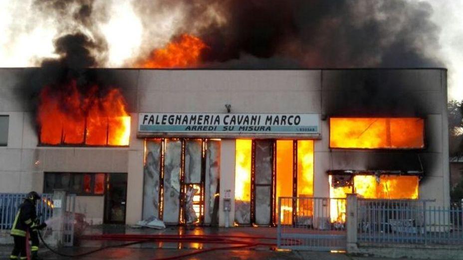 Incendio devasta una falegnameria a Castellarano