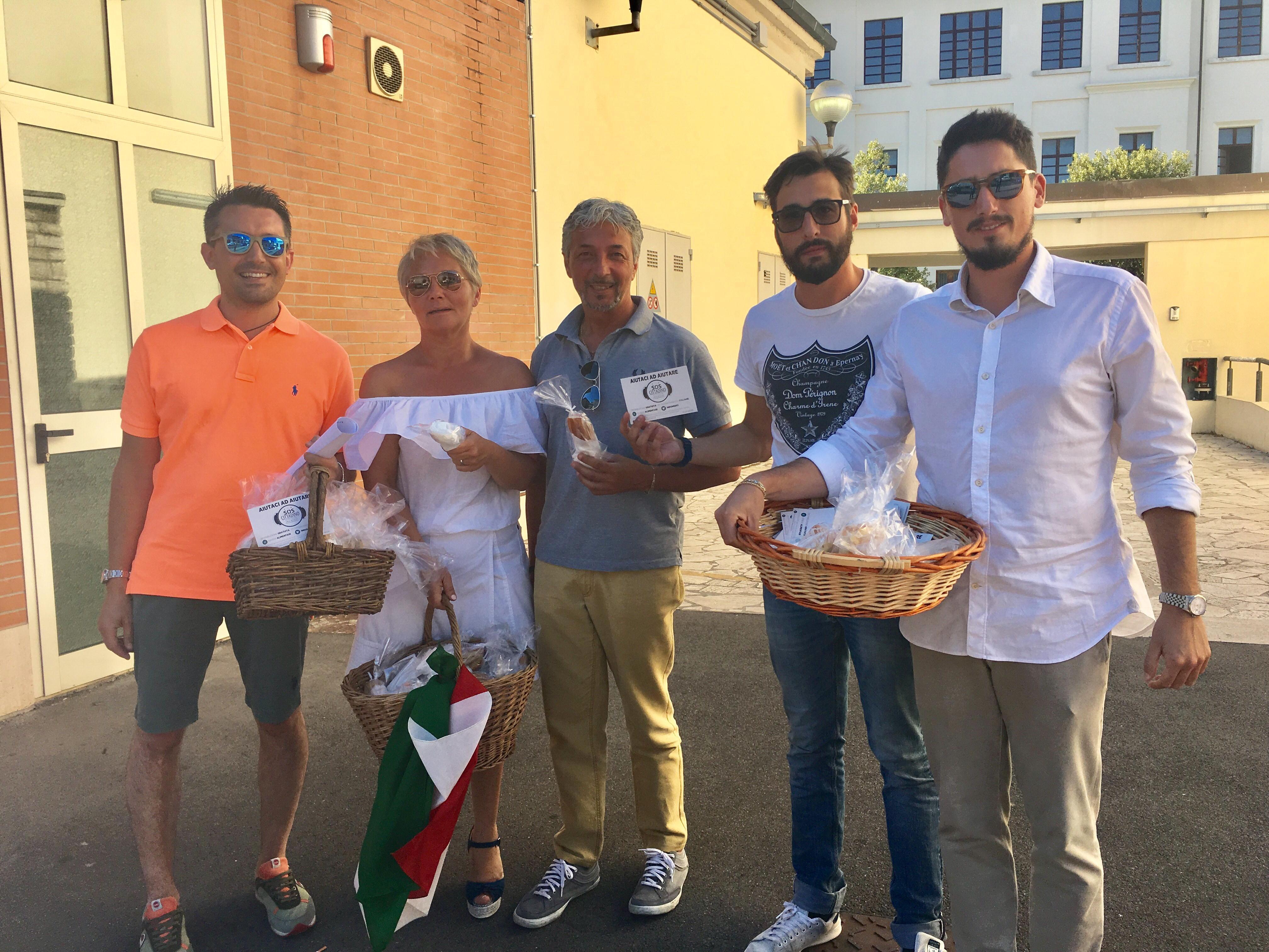 Gli esponenti del centrodestra distribuiscono pane e mortadella