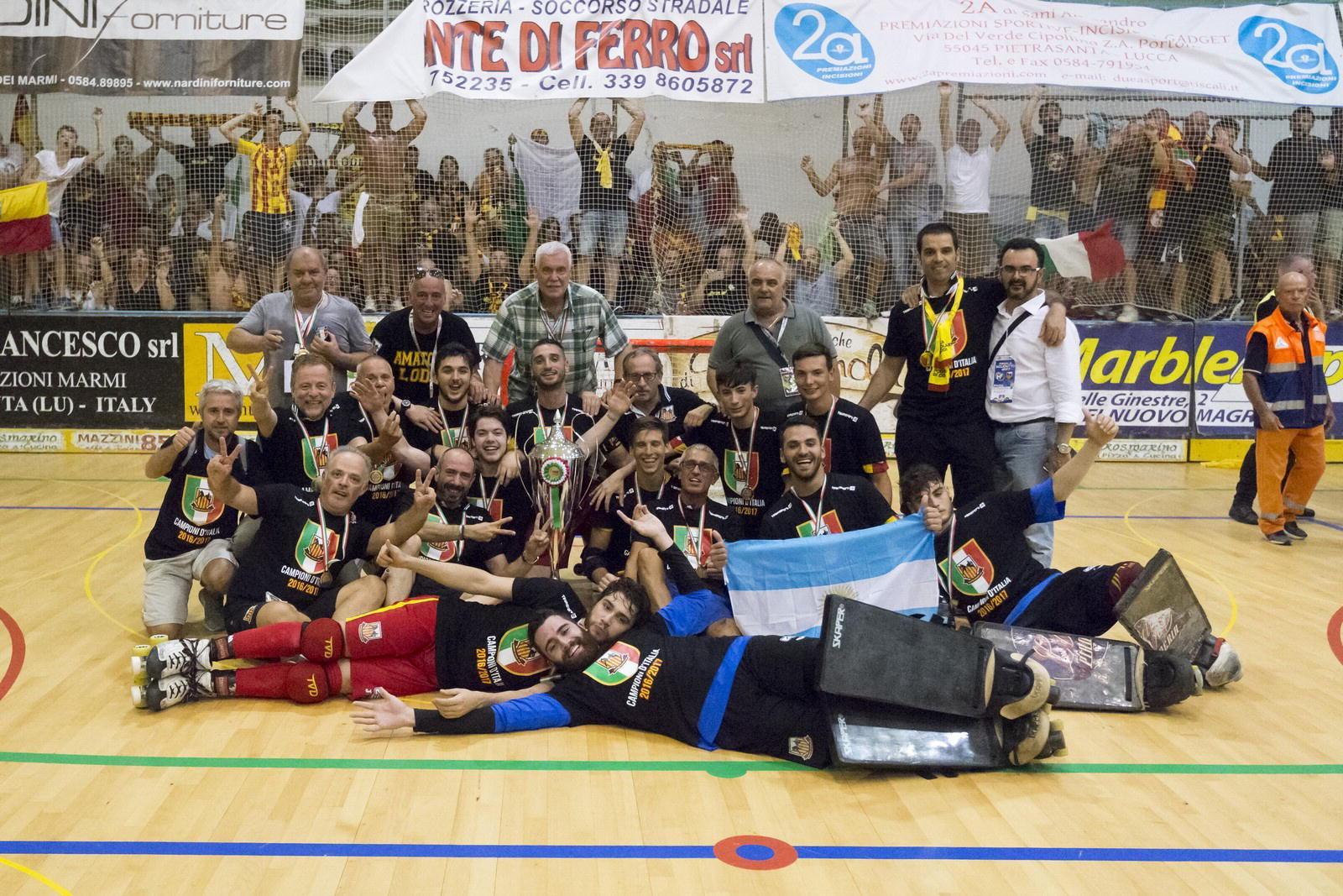 L'esultanza dei giocatori del Lodi a fine gara per il loro secondo scudetto (foto Gabriele Baldi)