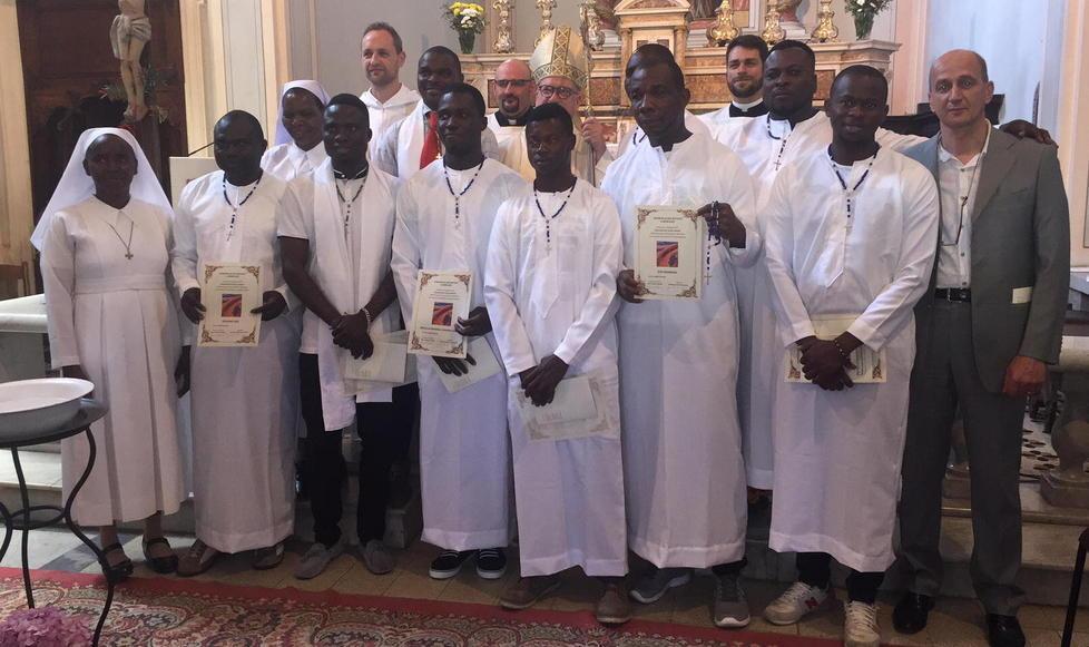 Sacramenti cristiani per nove migranti 