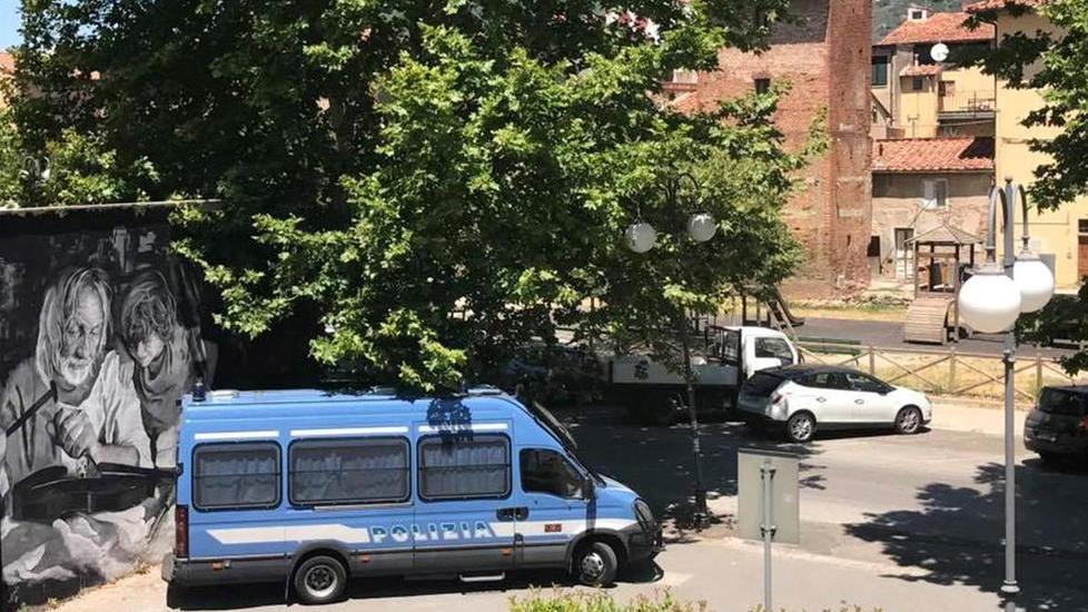 Sfratto rinviato tra le polemiche