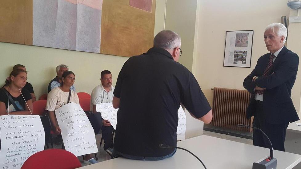 I Rom denunciati incontrano il sindaco