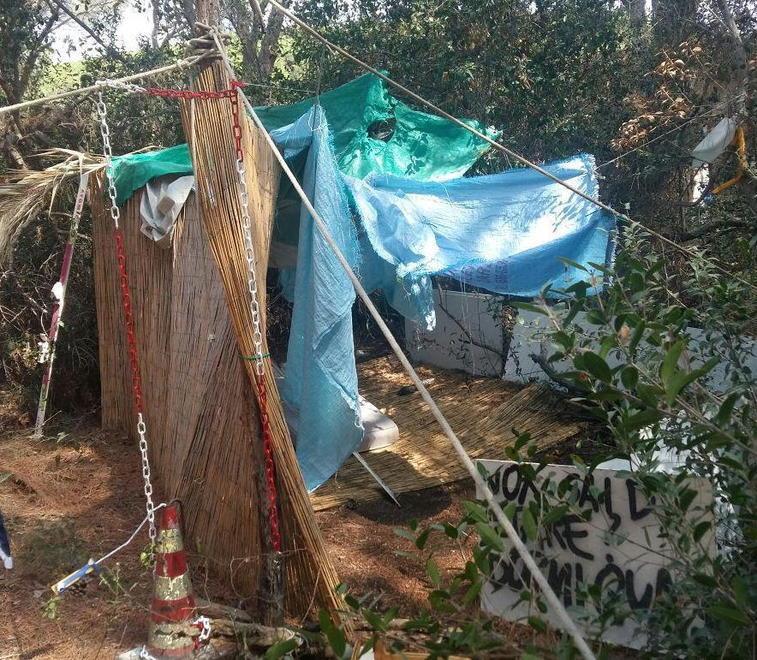 Tenda e letto scoperti  nella pineta di levante
