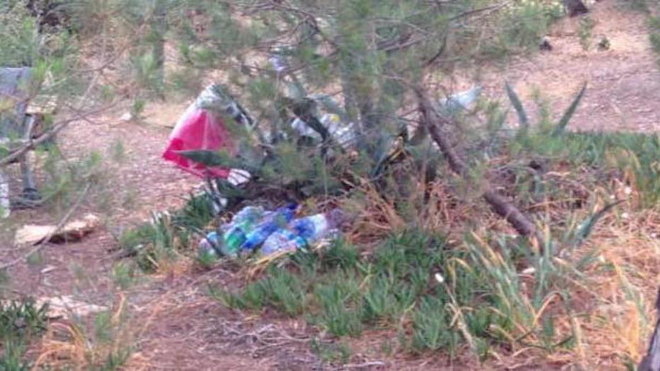 Il sindaco pulisce la piazza lasciata sporca dopo il pic nic