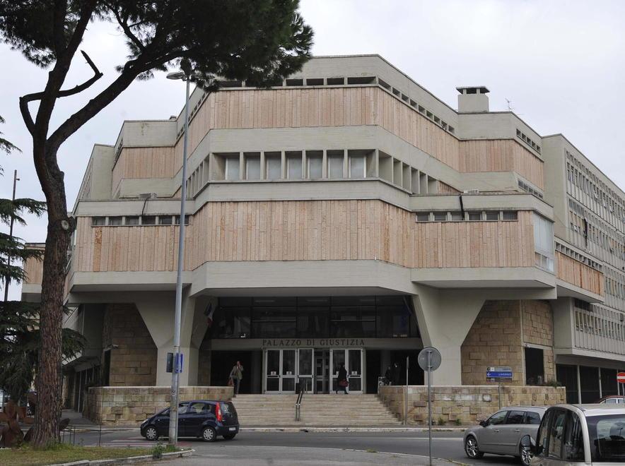 Geloso e ubriaco «Faccio saltare tutto» 