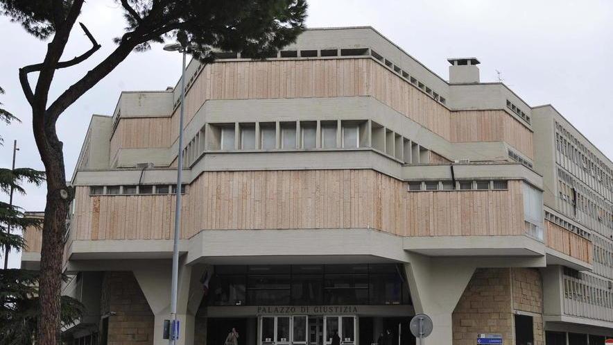 Geloso e ubriaco «Faccio saltare tutto»