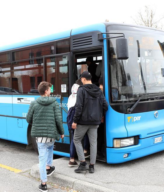 Vomito secco e mozziconi sul bus 