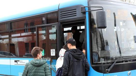 Vomito secco e mozziconi sul bus