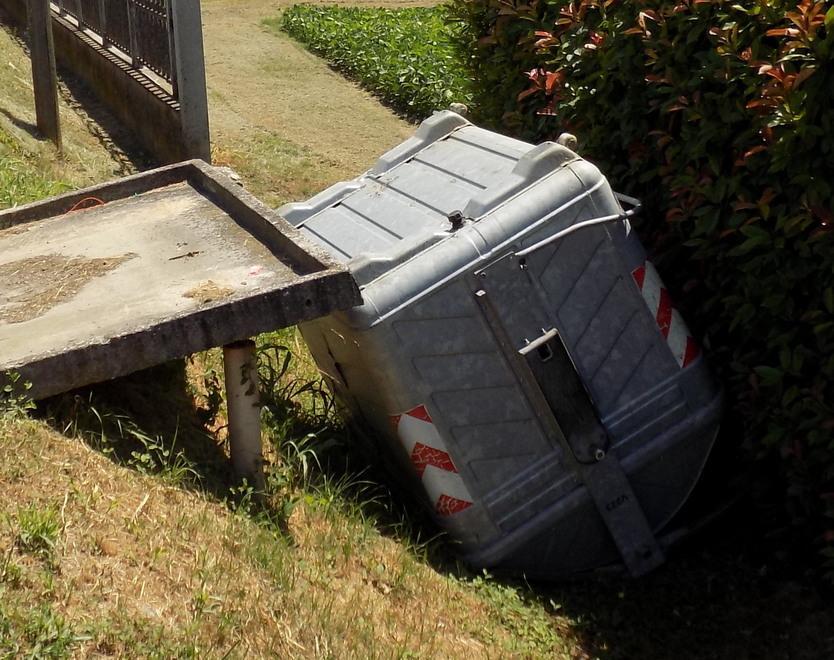 Cassonetti a fuoco Vandali in azione a Vigarano Pieve