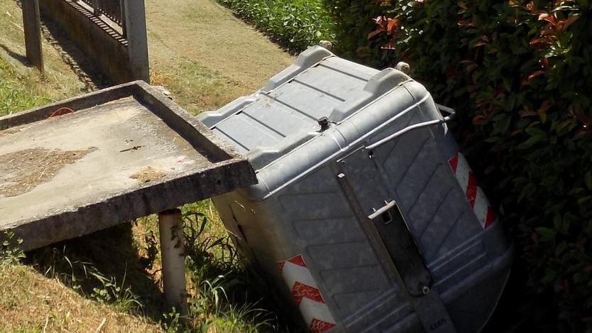 Cassonetti a fuoco Vandali in azione a Vigarano Pieve