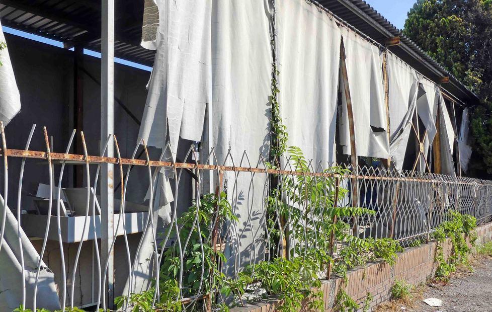 Fiamme nel magazzino Bruciano legno e attrezzi 