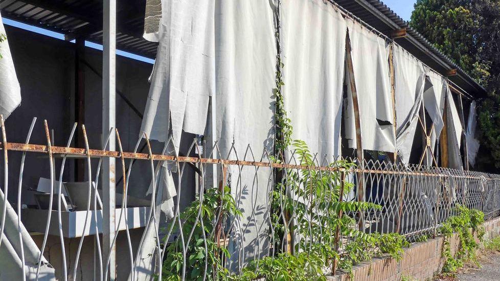 Fiamme nel magazzino Bruciano legno e attrezzi