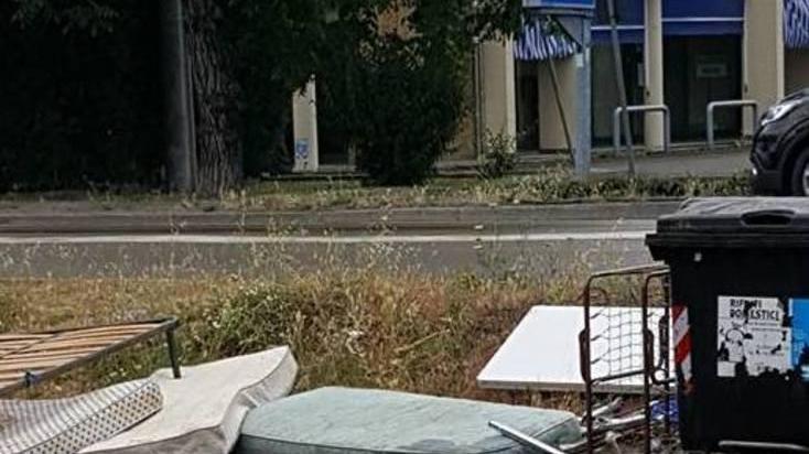 Accusati di abbandono di rifiuti per un trasloco “disordinato”