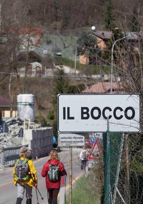 Biciclettata bloccata dalla corsa delle auto sulla strada statale 63 