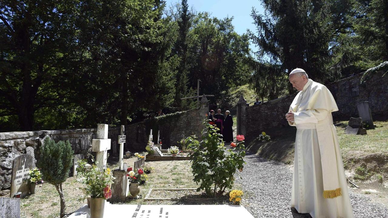 Il papa prega sulla tomba di Don Lorenzo Milani