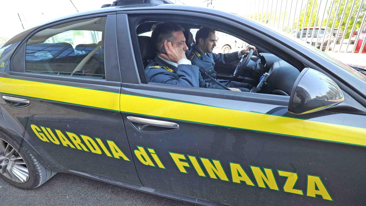 Voleva rubare migliaia di capi contraffatti che gli erano stati sequestrati: arrestato