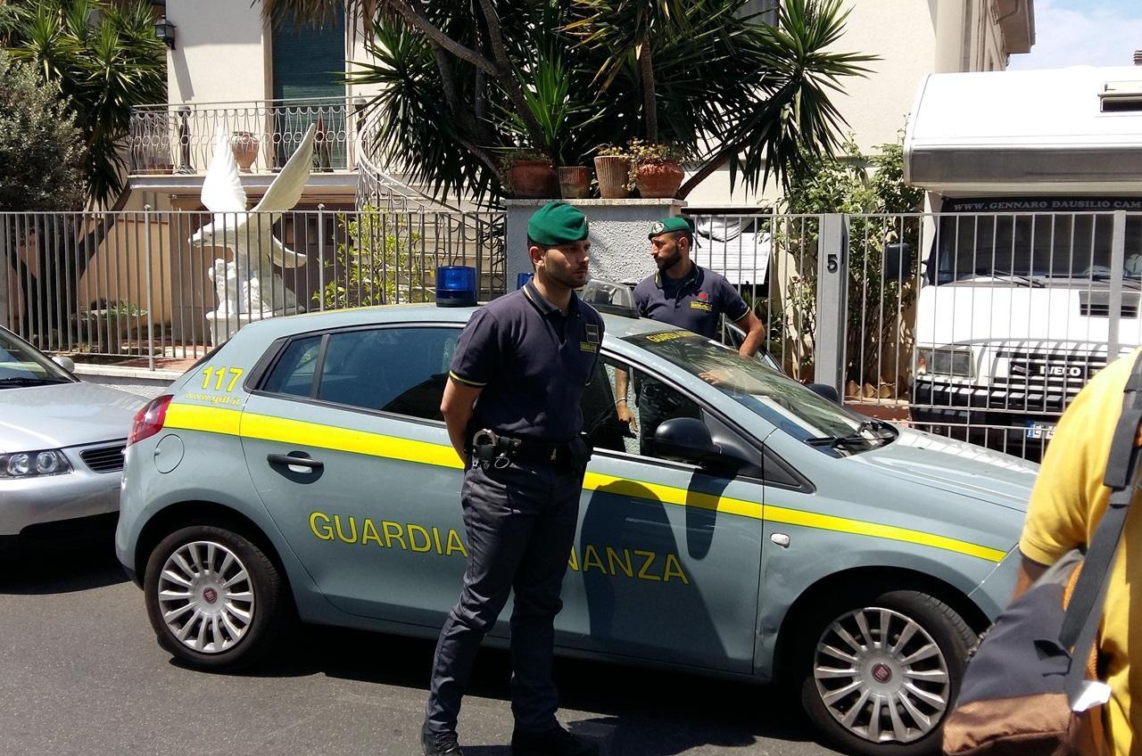 La guardia di Finanza davanti alla casa degli Ahmetovic in via dei Pioppi