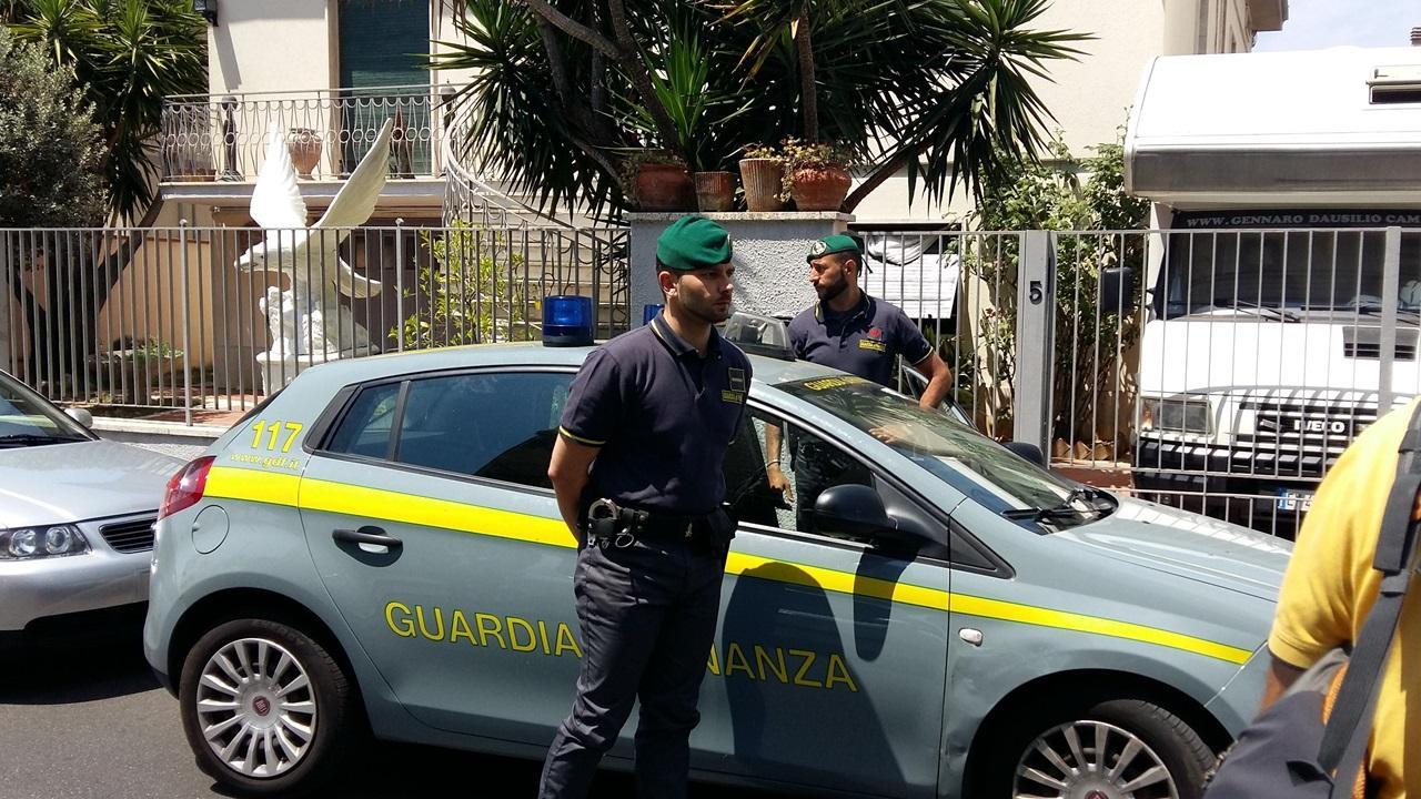La guardia di Finanza davanti alla casa degli Ahmetovic in via dei Pioppi