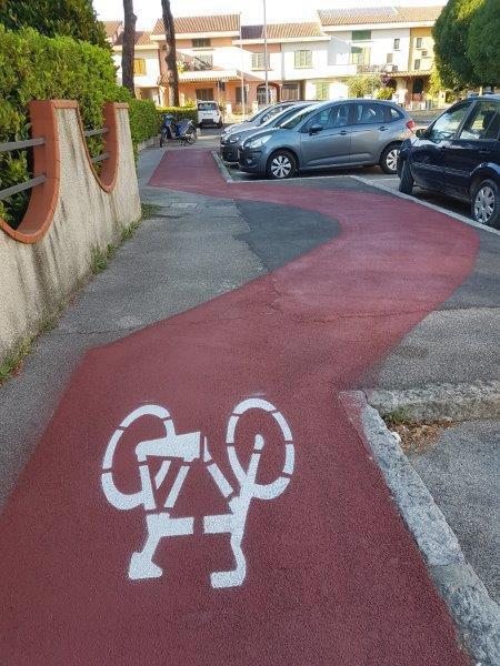 La "chicane" sulla ciclabile di via Vesuvio a Tobbiana
