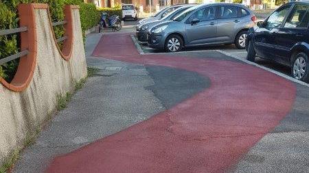 La "chicane" sulla ciclabile di via Vesuvio a Tobbiana