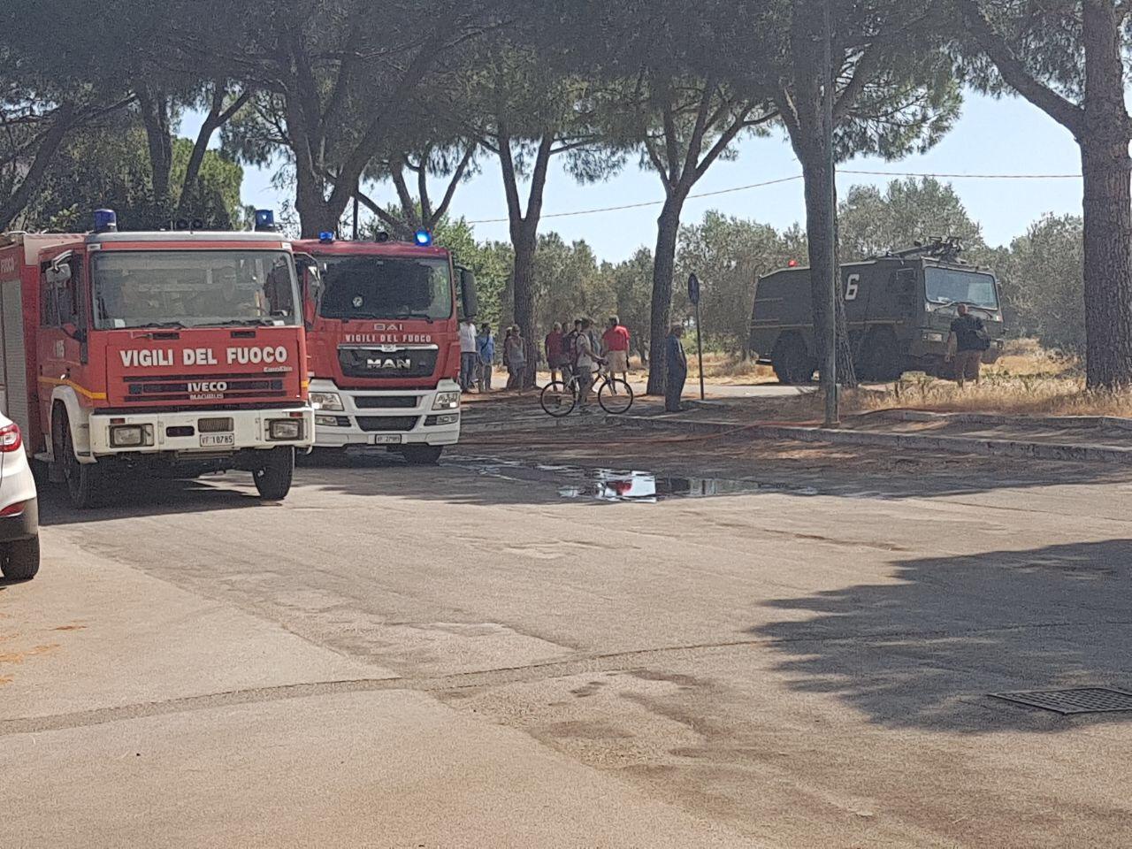 I vigili del fuoco e l'esercito impegnati a spegnere l'incendio all'Oliveto