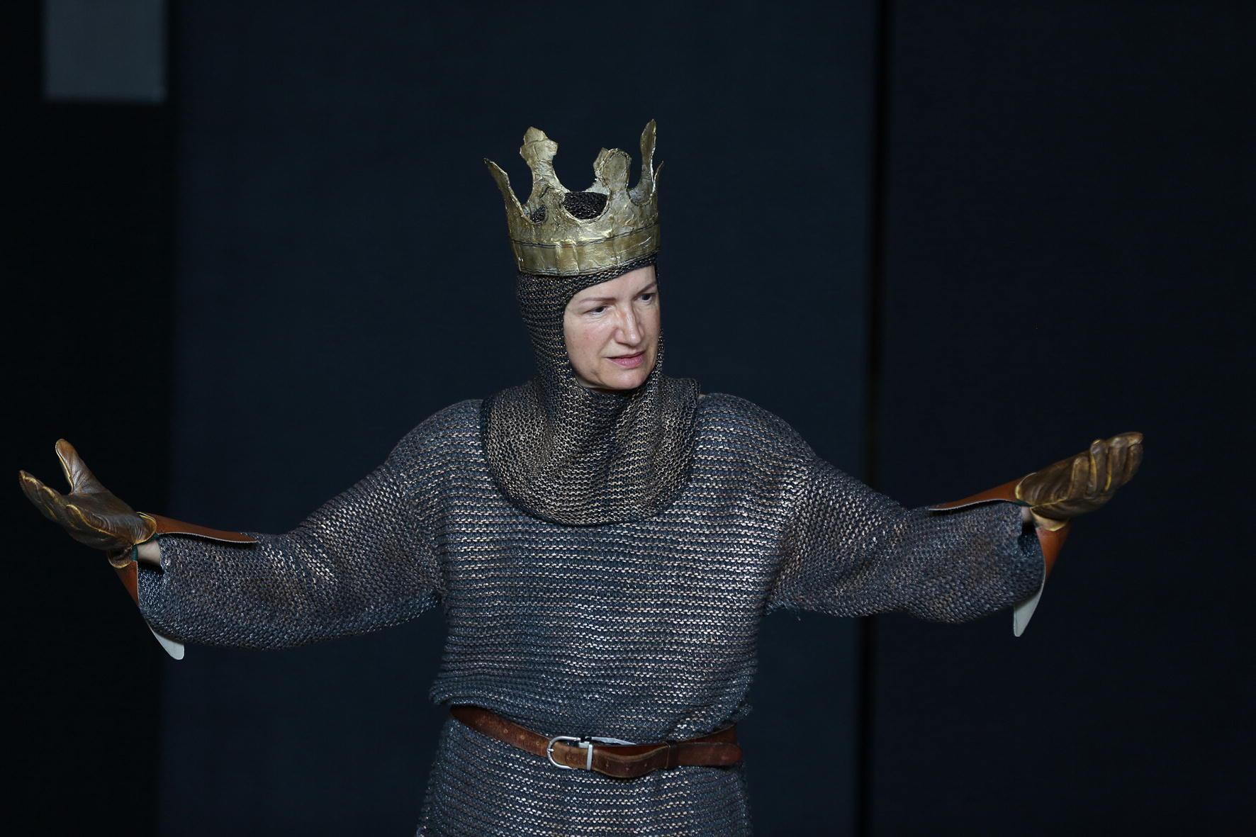 Maddalena Crippa nei panni di "Richard II"