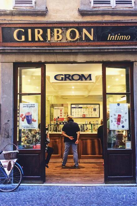 Stoffe, intimo e gelati: 130 anni in via Fillungo  