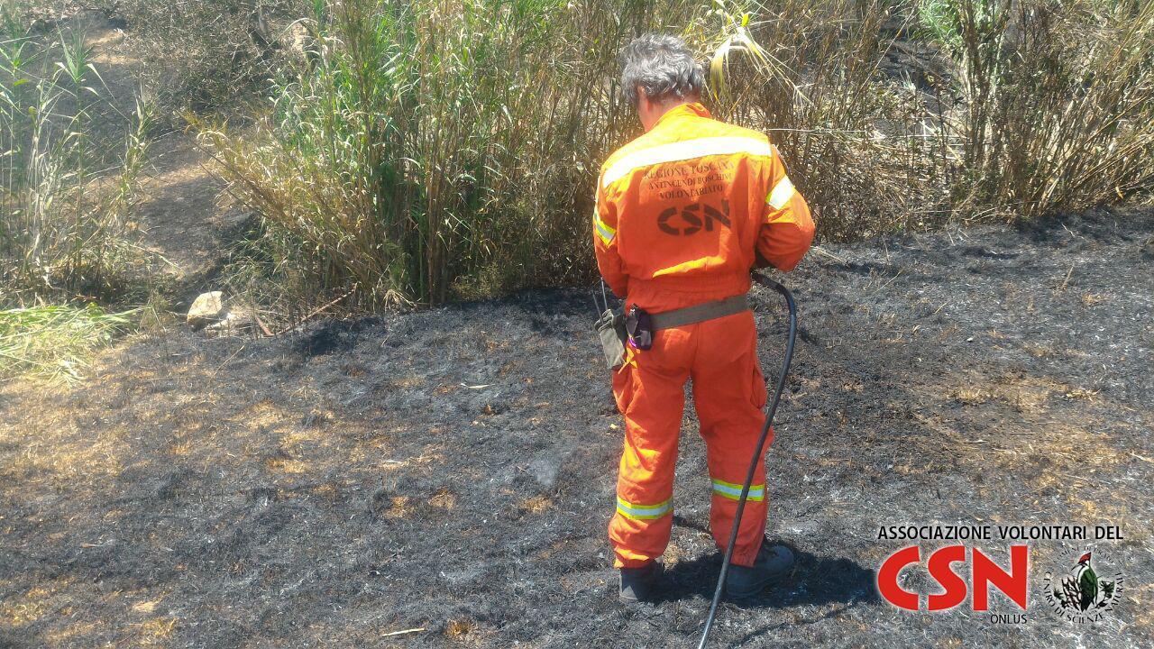 La bonifica dell'incendio da parte dei volontari del Csn