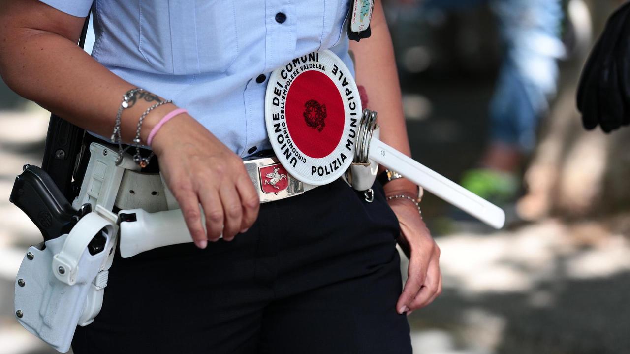 Un agente della polizia municipale