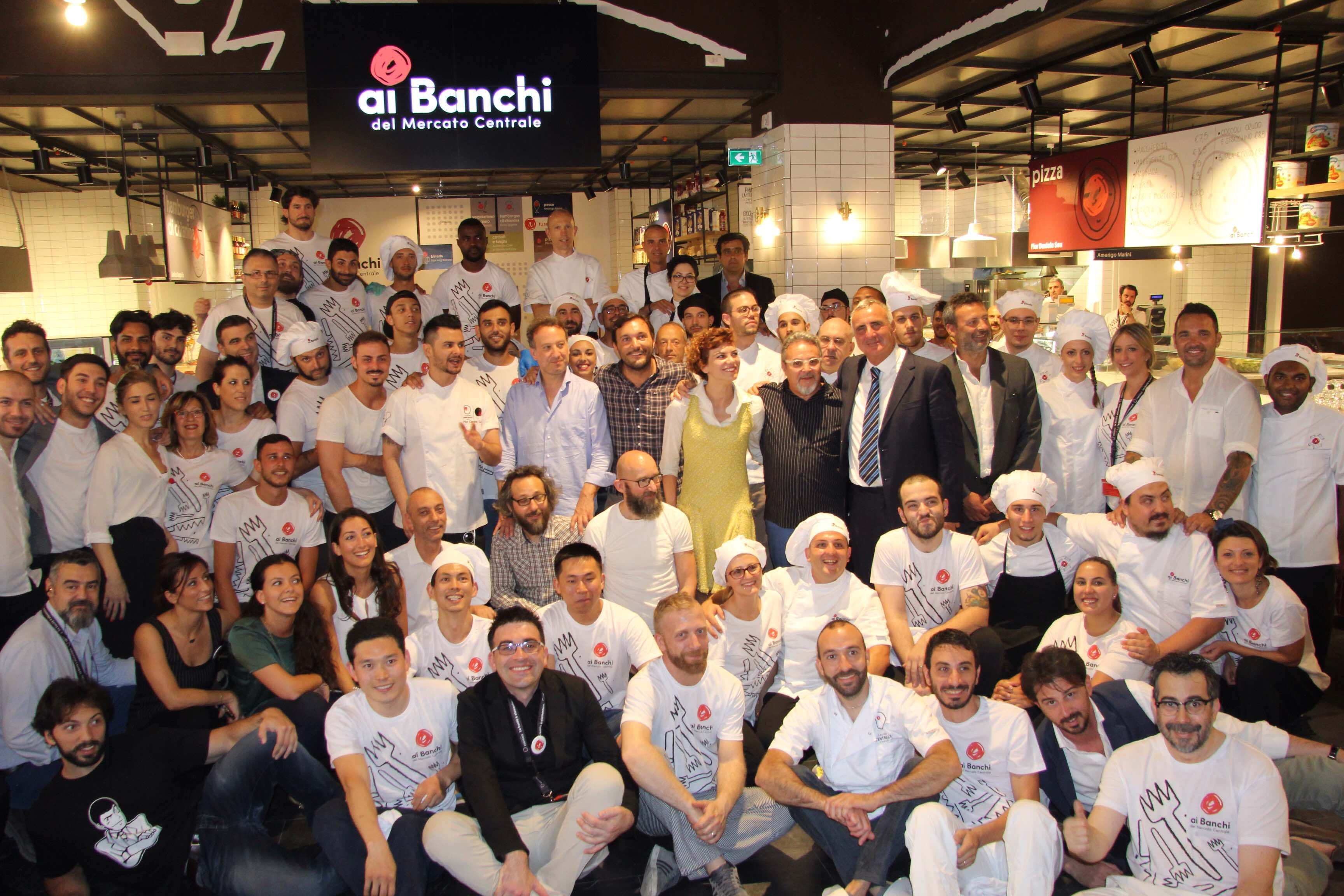 Foto di gruppo di dipendenti e titolari delle attività (foto Batavia)